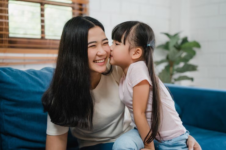 cara mendidik anak pemalu, strategi disiplin anak slow to burn, anak lambat beradaptasi, anak takut salah, tips parenting anak sensitif, pendekatan lembut dalam pengasuhan, pola asuh empatik, mendampingi anak slow to warm.